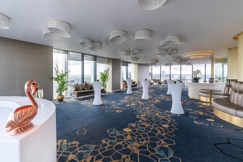 Host a stylish drinks reception in Cloud 32 and enjoy the views.