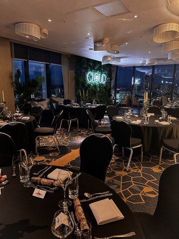 Host impactful events with a view in our Cloud 23 cocktail bar.