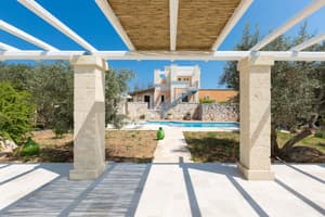 thumbnail: Front of property