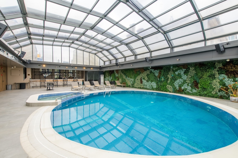 Indoor/outdoor pool