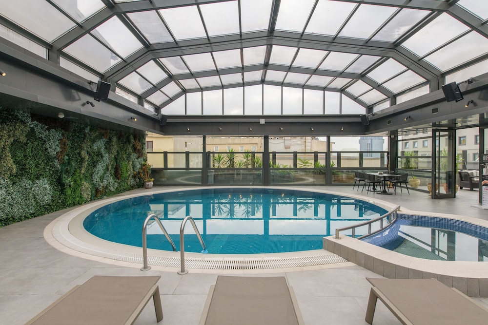 Indoor/outdoor pool