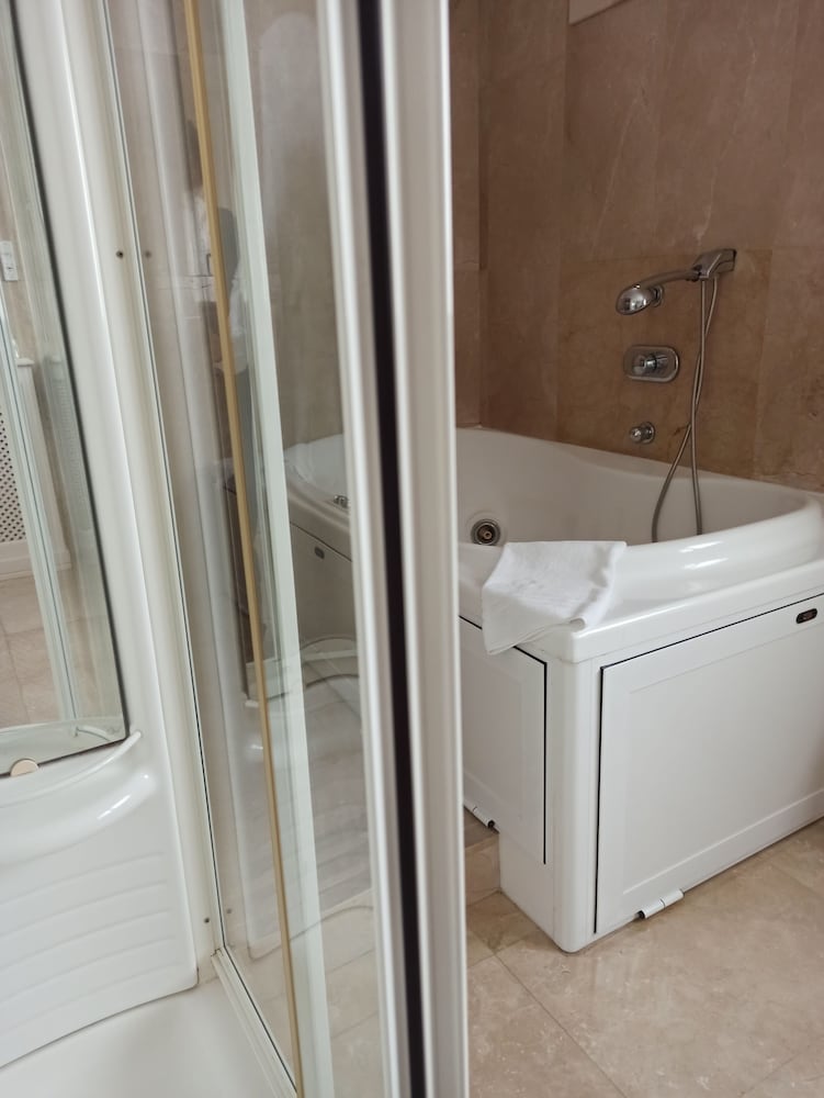Deep soaking bathtub