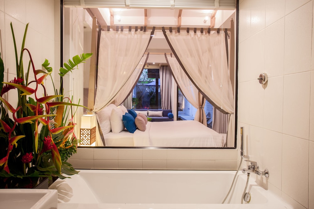 Deep soaking bathtub