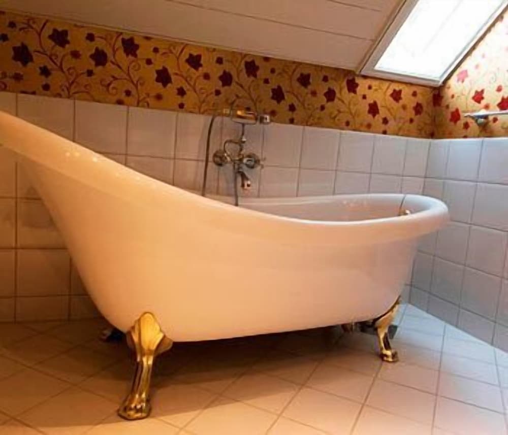 Deep soaking bathtub