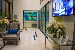 thumbnail: Lobby sitting area