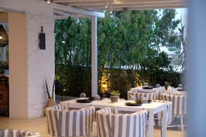 thumbnail: Outdoor dining