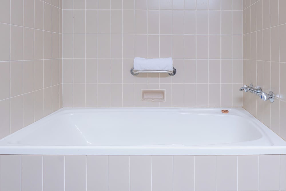Deep soaking bathtub
