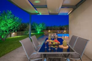 thumbnail: Outdoor dining