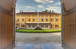 thumbnail: Front of property
