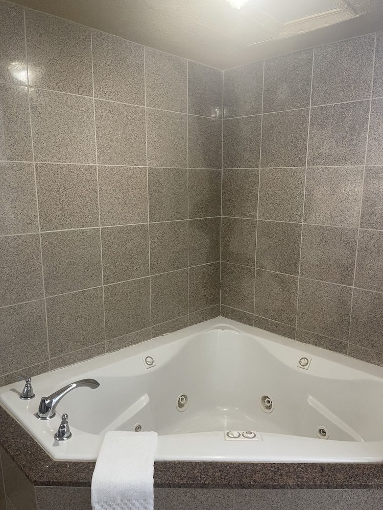 Jetted tub