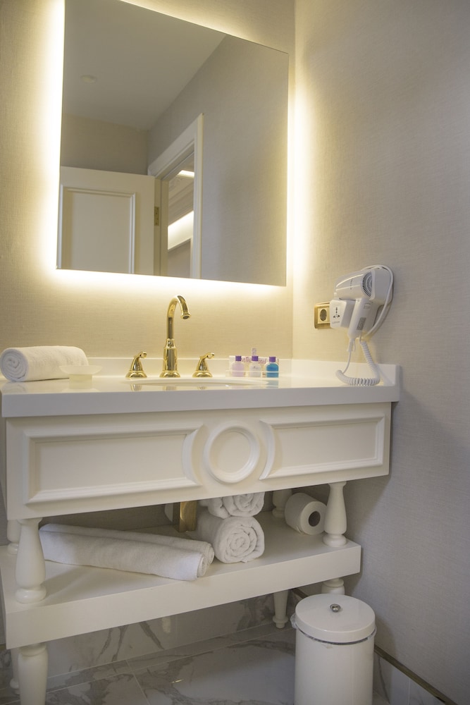 Bathroom sink