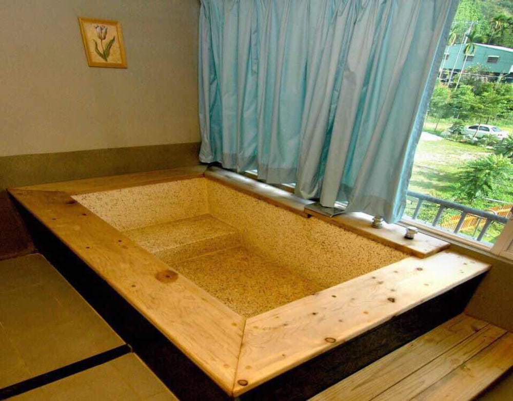 Deep soaking bathtub