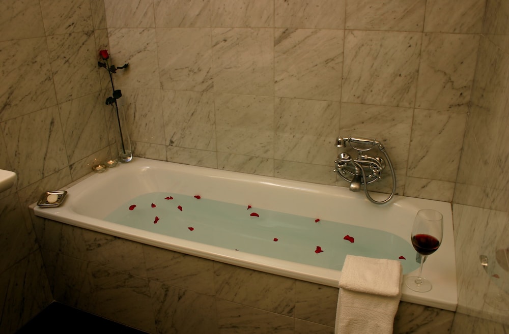 Deep soaking bathtub