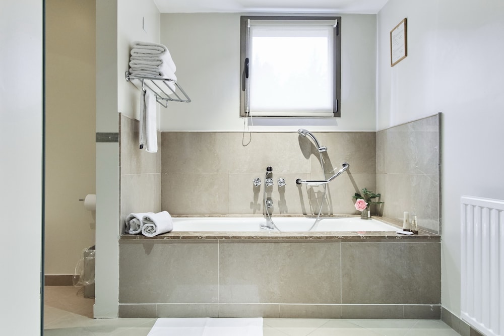 Deep soaking bathtub