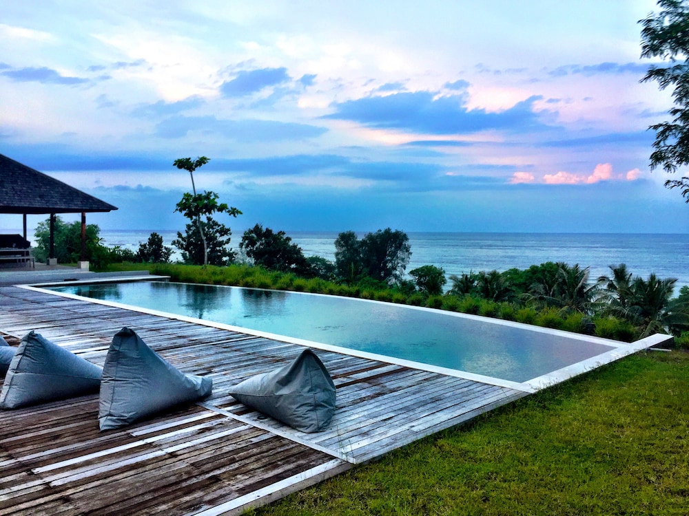 Infinity pool