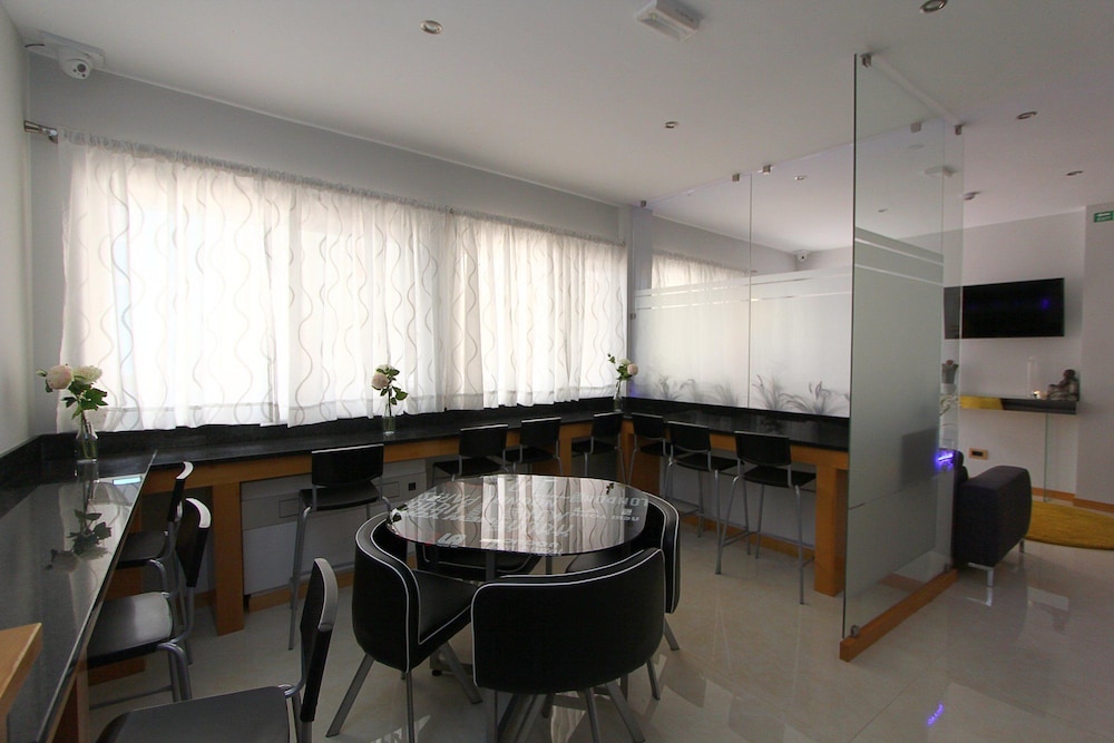Lobby lounge