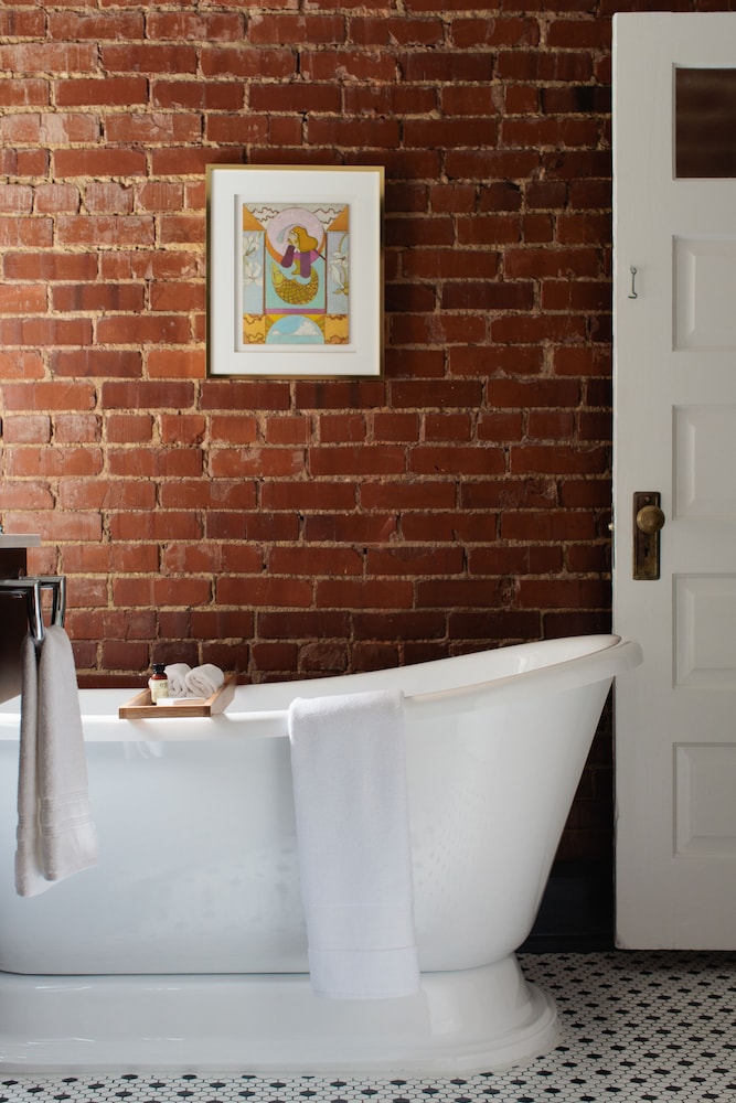Deep soaking bathtub