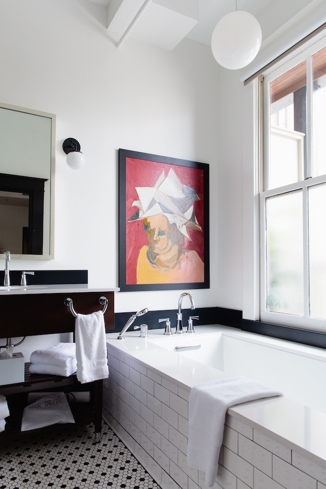 Deep soaking bathtub