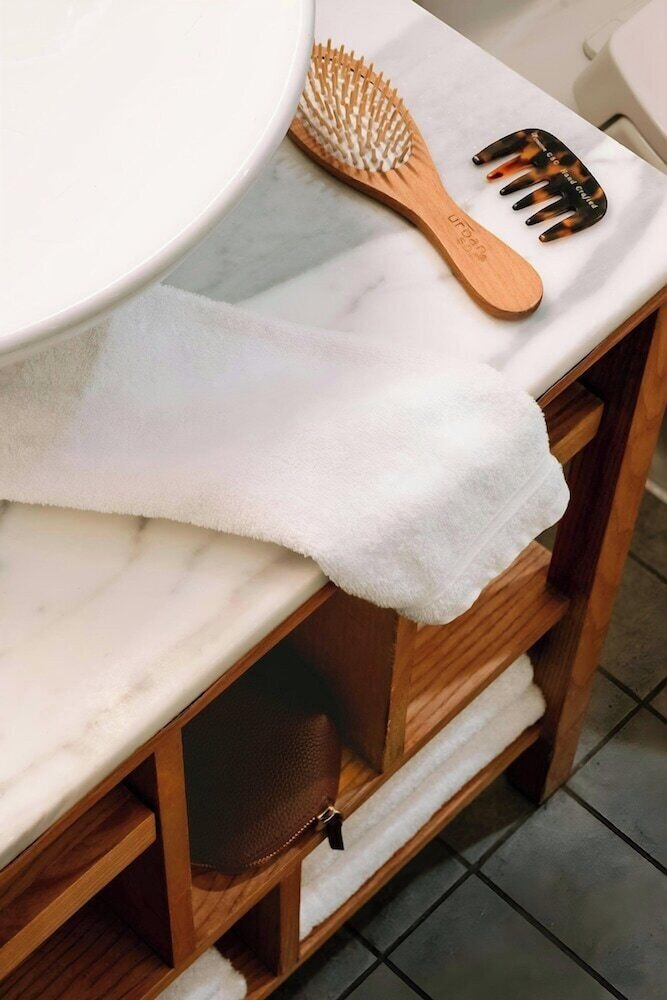 Bathroom amenities