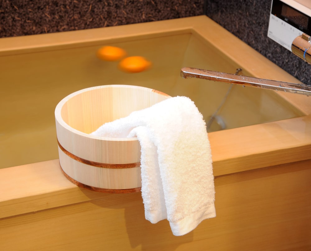 Deep soaking bathtub