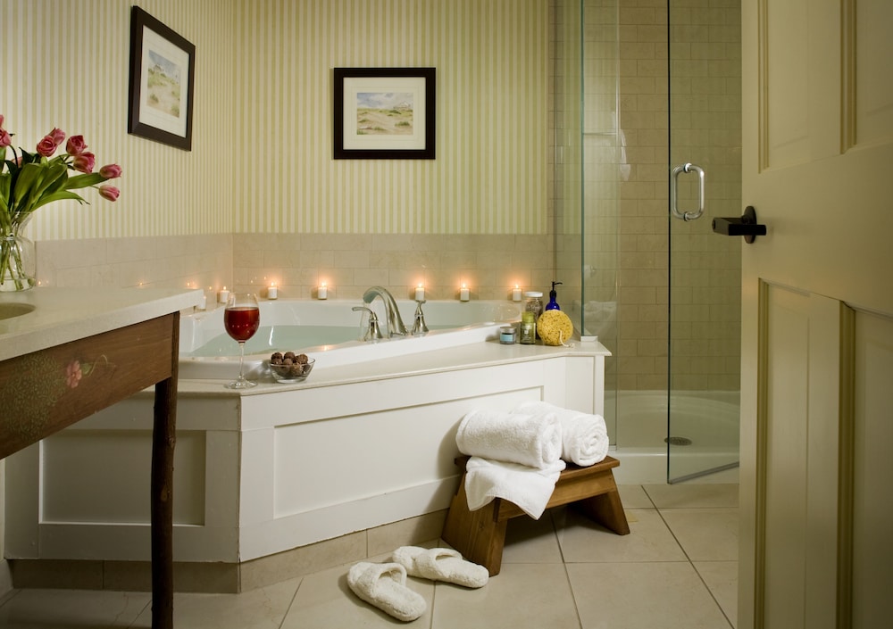 Deep soaking bathtub