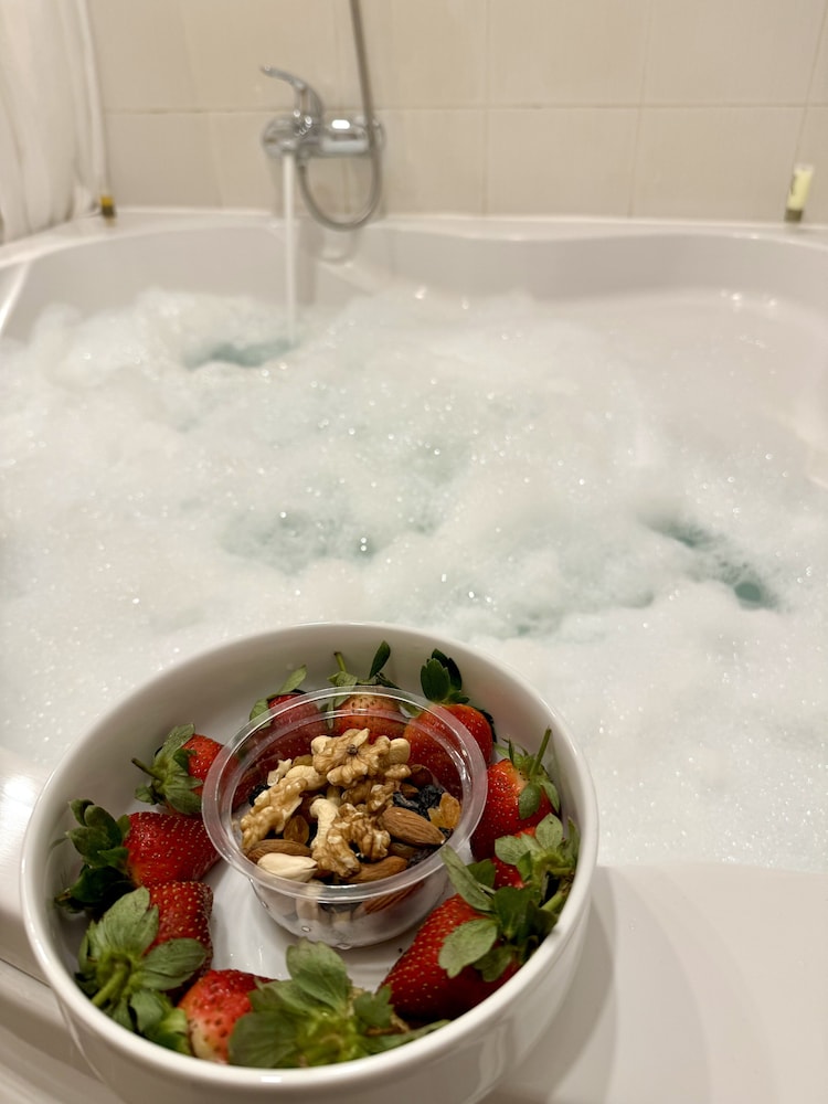 Deep soaking bathtub