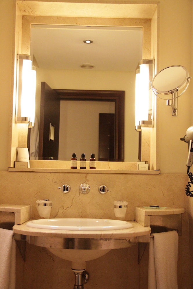 Bathroom sink