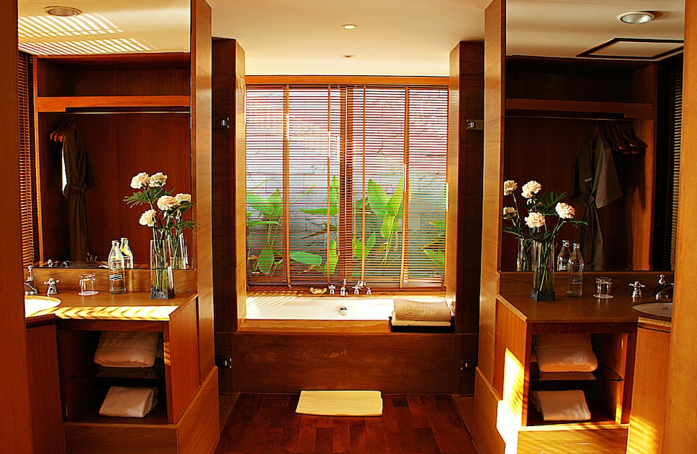 Deep soaking bathtub