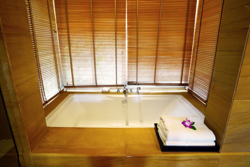 Deep soaking bathtub