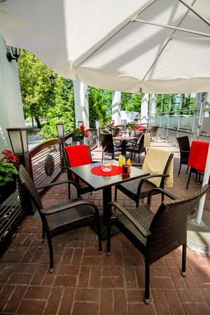 thumbnail: Outdoor dining