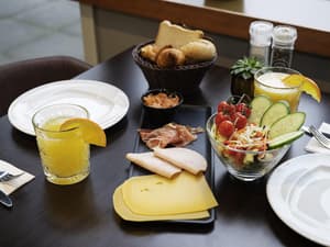 thumbnail: Breakfast area
