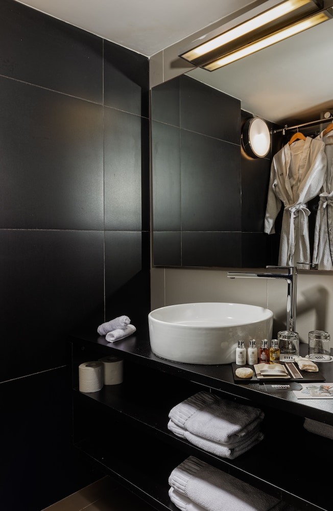 Bathroom sink