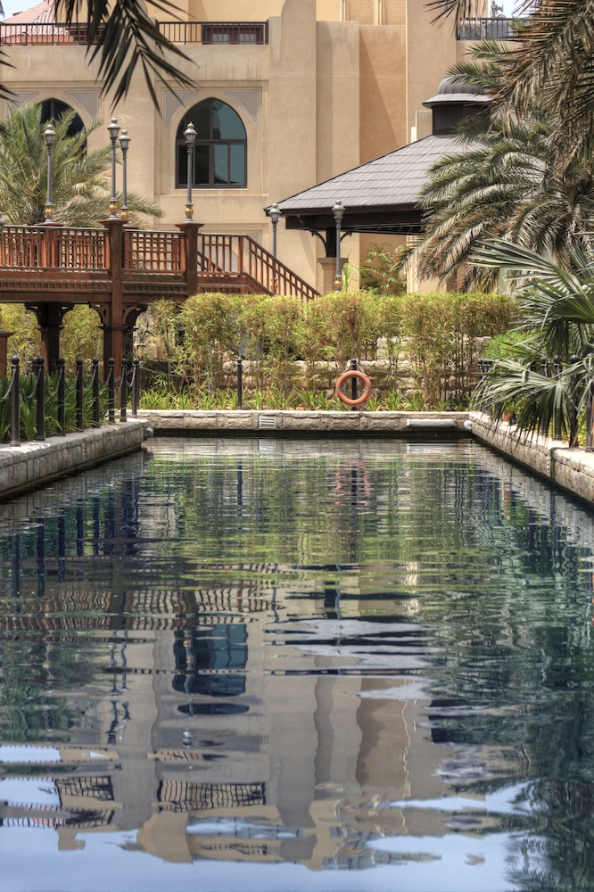 Poolside bar