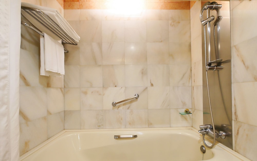 Deep soaking bathtub