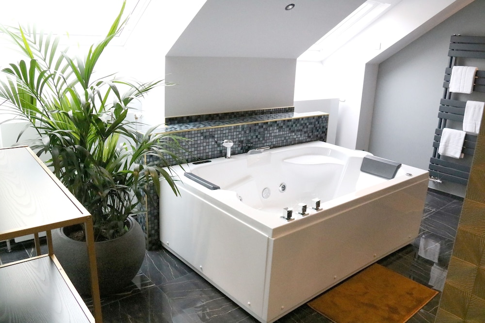 Jetted tub