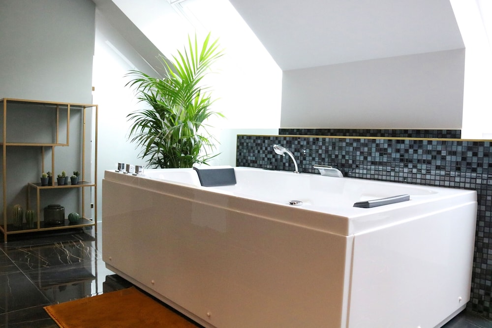 Jetted tub
