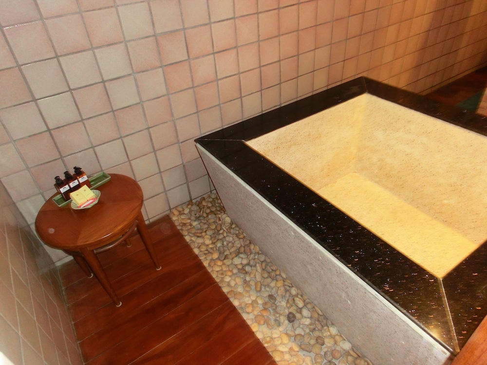 Deep soaking bathtub