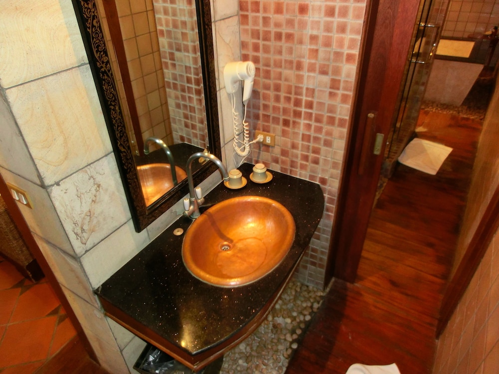 Bathroom sink