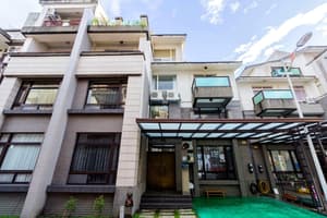 thumbnail: Front of property