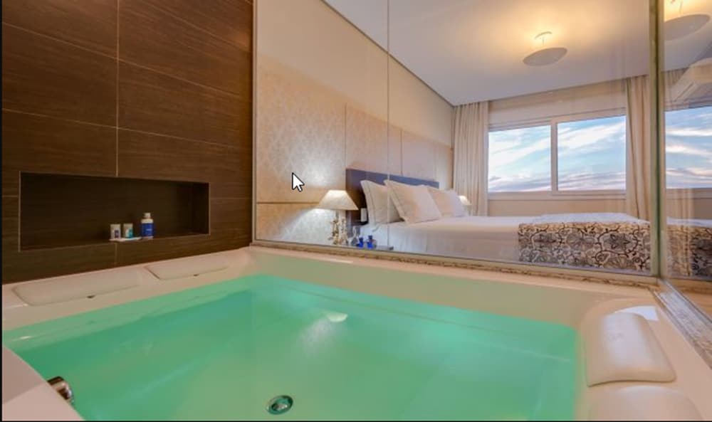 Deep soaking bathtub