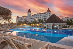 thumbnail: Swim-up bar