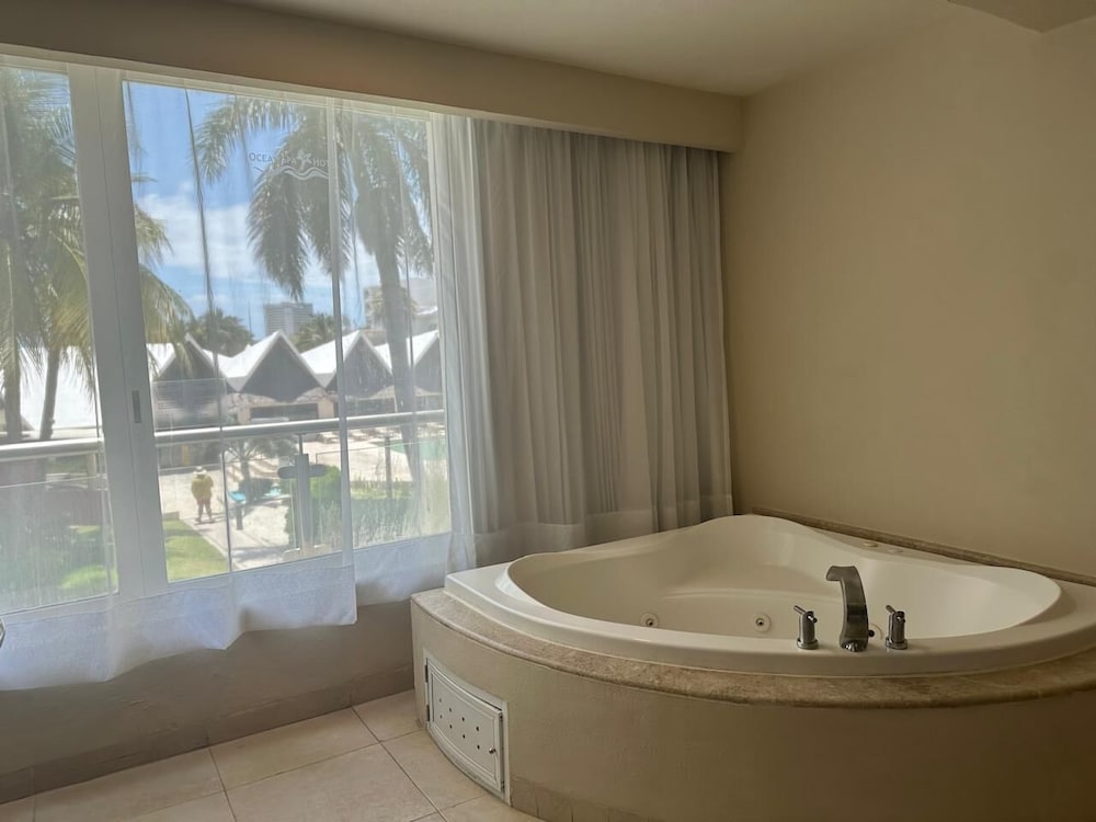 Jetted tub