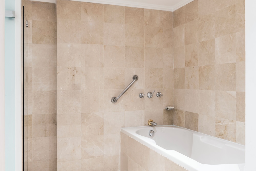 Deep soaking bathtub