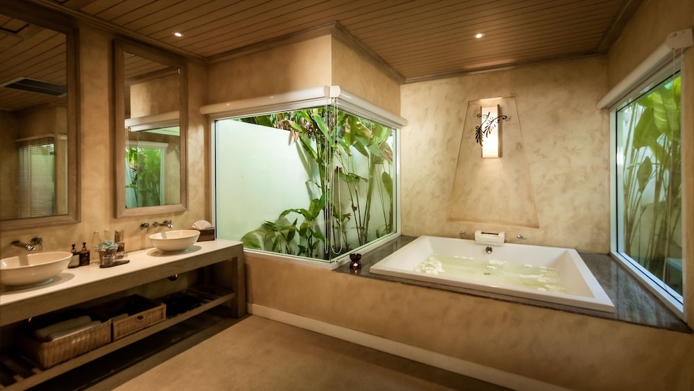 Deep soaking bathtub