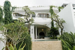 thumbnail: Front of property