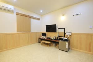 thumbnail: In-room business center