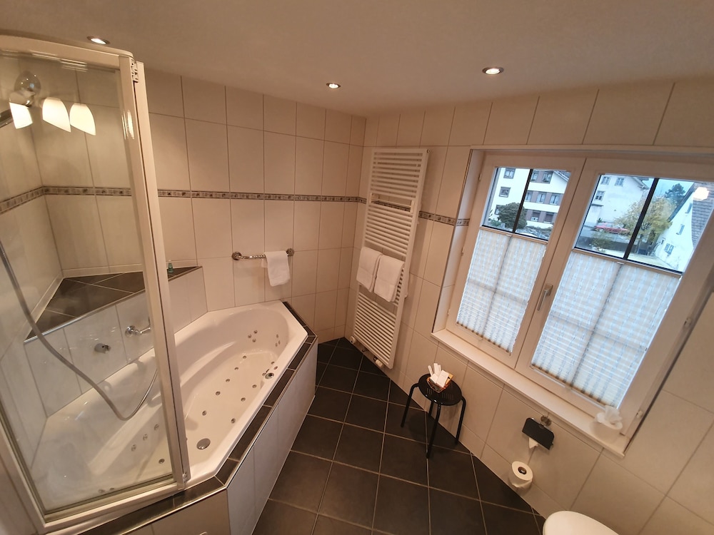 Jetted tub