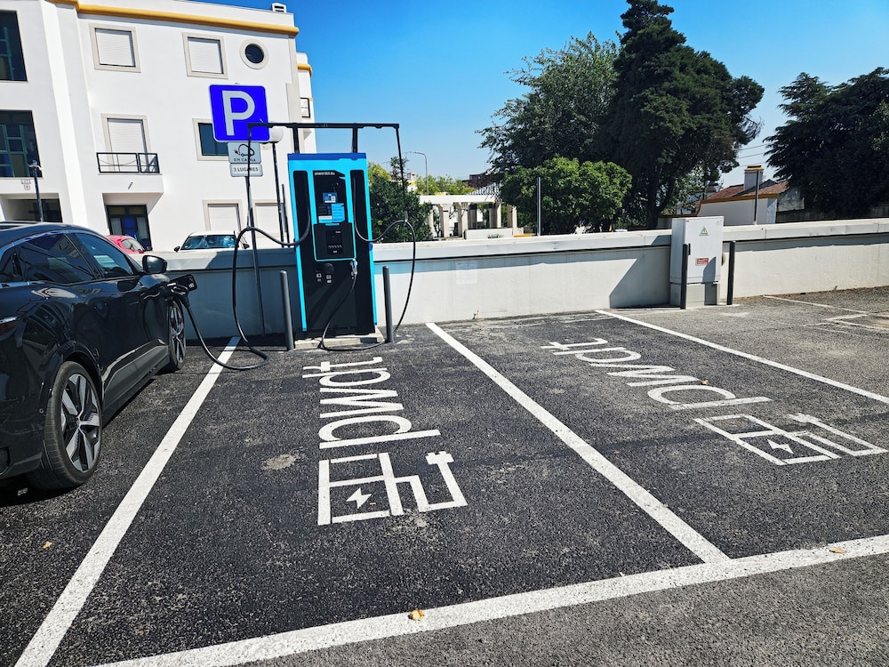 Electric vehicle charging station