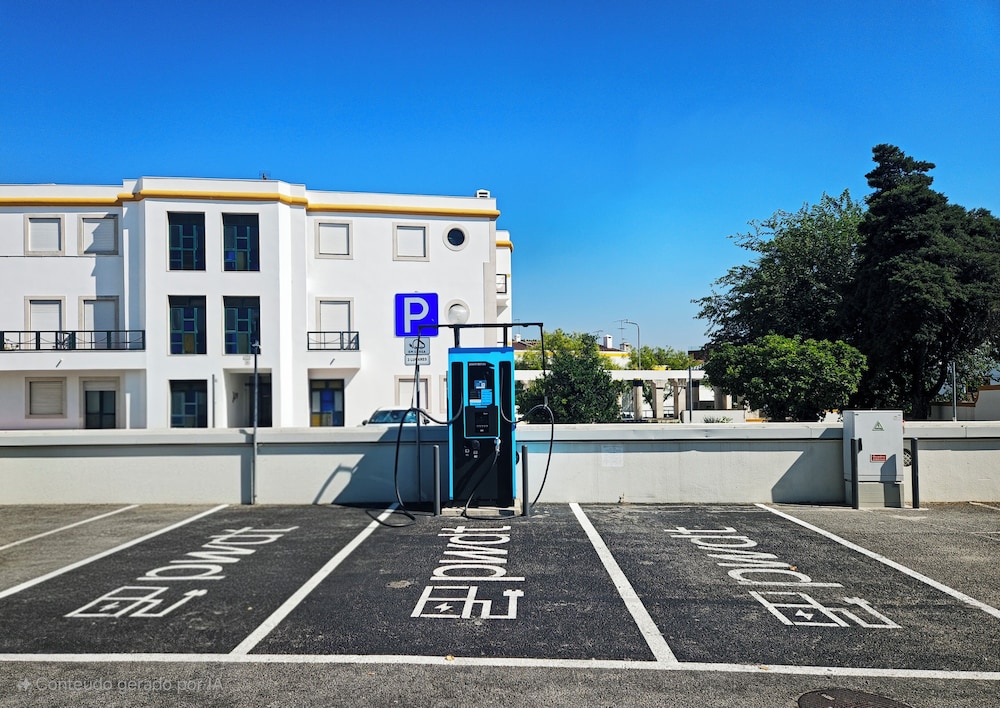Electric vehicle charging station