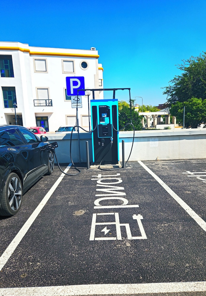 Electric vehicle charging station